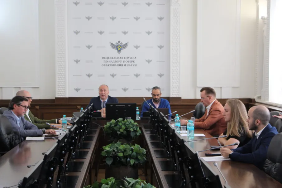 Федеральная служба по надзору в сфере образования и науки провела совещание в режиме ВКС с муниципальными органами управления образованием и образовательными организациями по вопросам приоритетных направлений в сфере образования в 2024/25 учебном году.